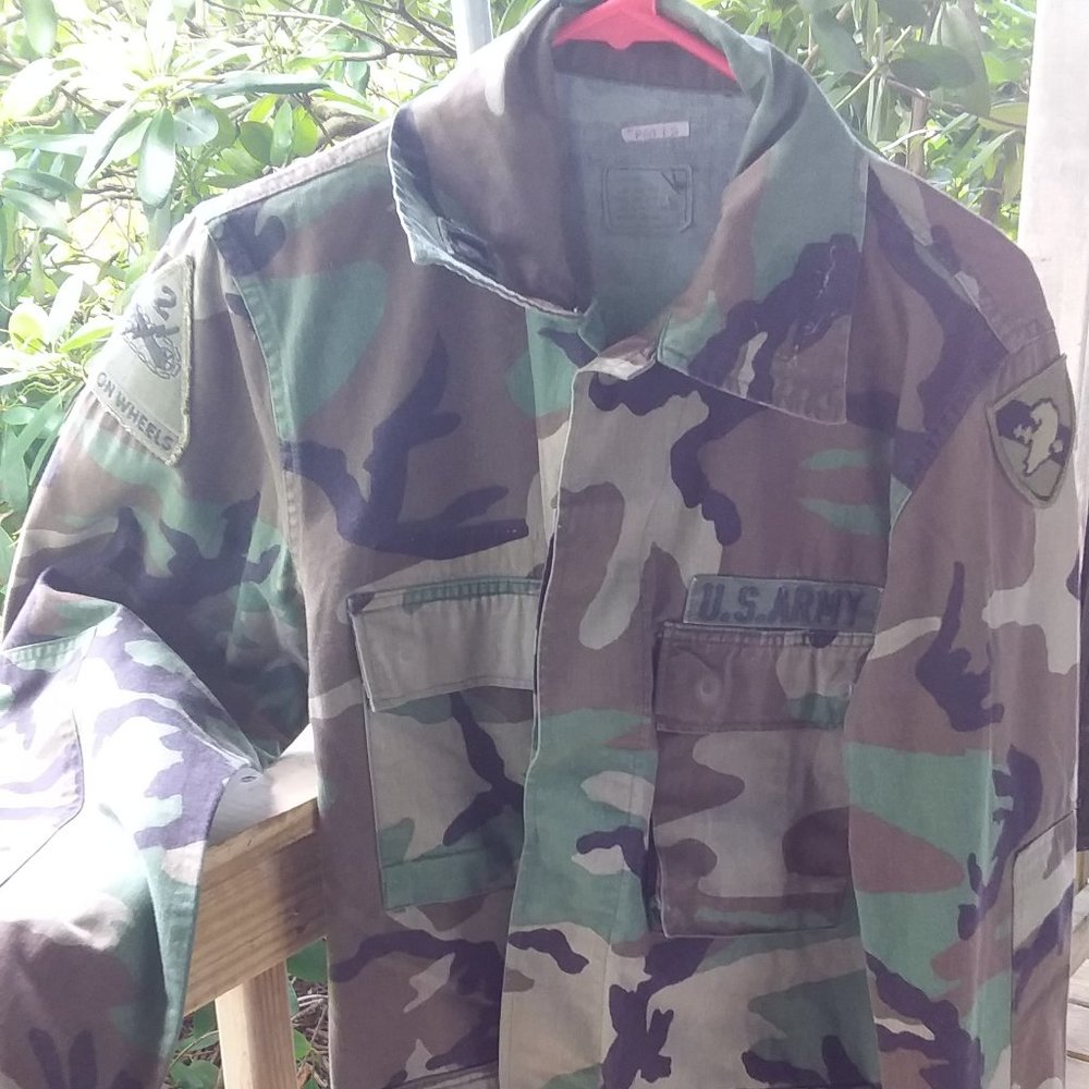 Vintage US Army Military Green Camo Jacket Size Small- Medium arm patches